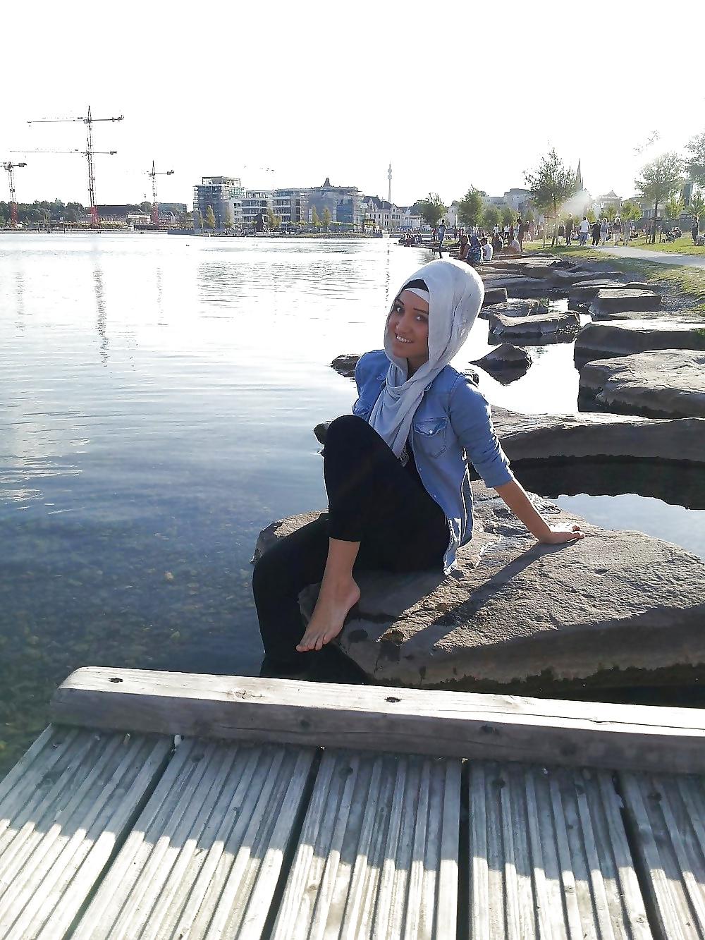25P Hijab feet