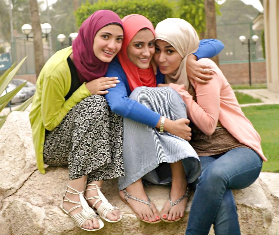 25P Hijab feet