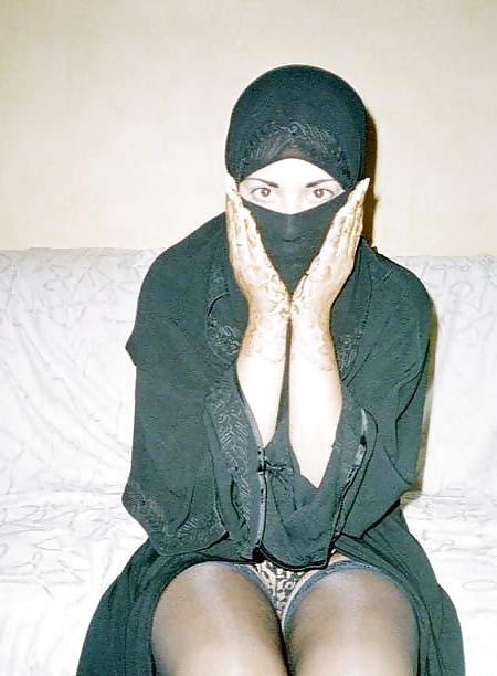 12P Muslim Arab Bitch with Henna