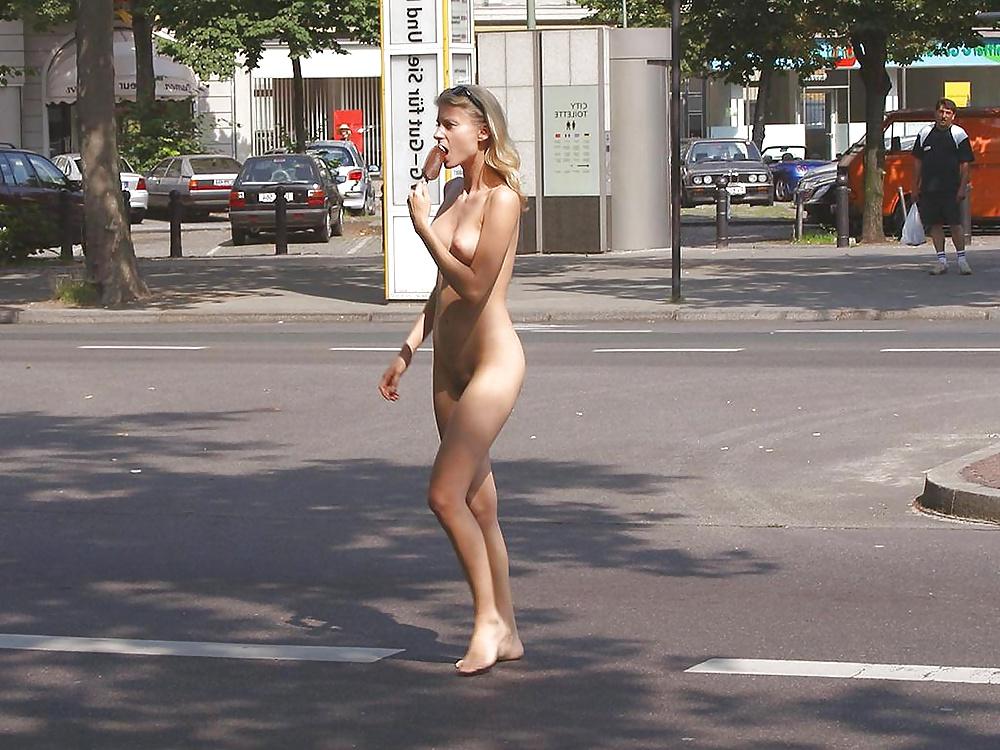 25P Nackt in der Öffentlichkeit 16