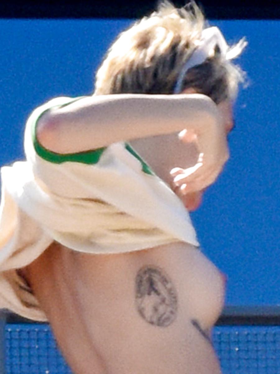 10P Miley Cyrus Topless