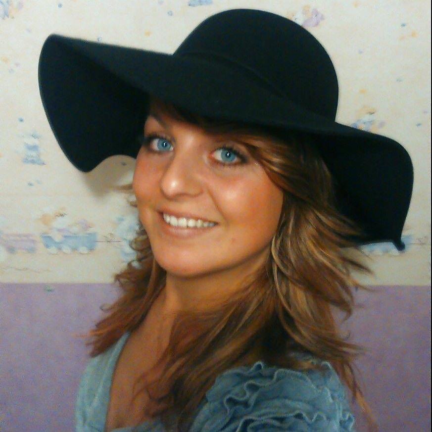 15P Greta la bitch blondasse