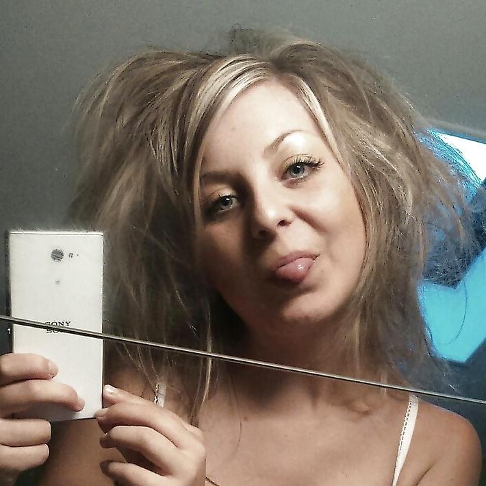 15P Greta la bitch blondasse