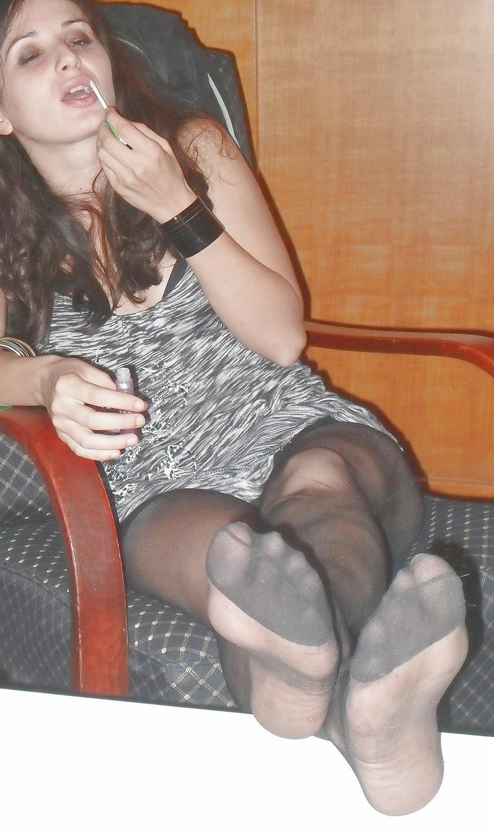 25P COMMENT On What You'd Do To Her Nylon Feet!