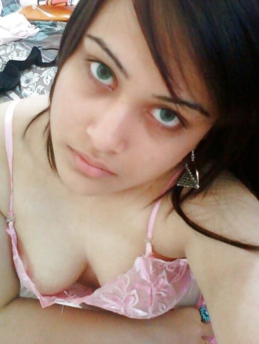 25P Beautiful arab indian girl in cute selfie