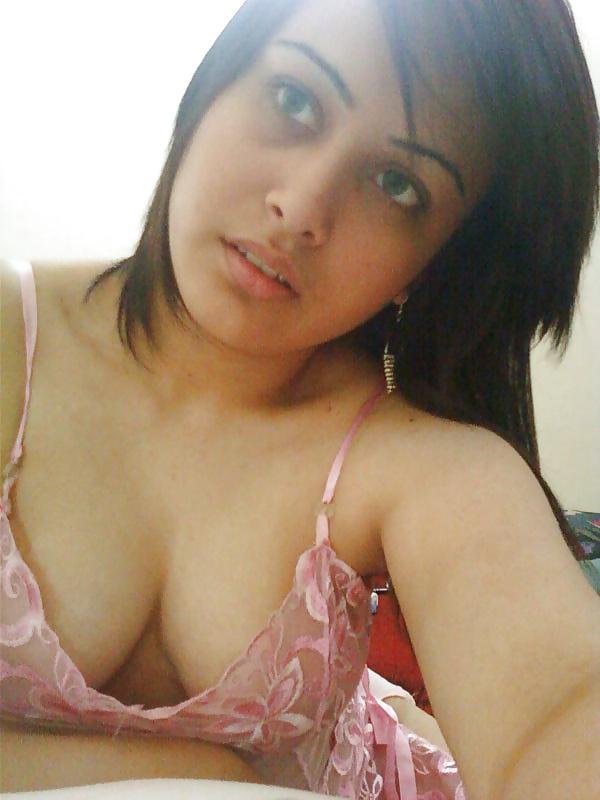 25P Beautiful arab indian girl in cute selfie