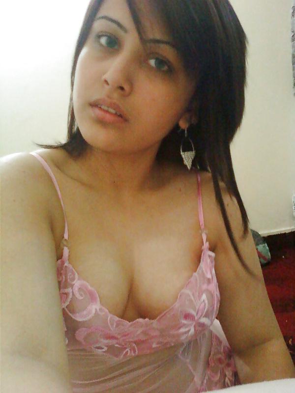 25P Beautiful arab indian girl in cute selfie