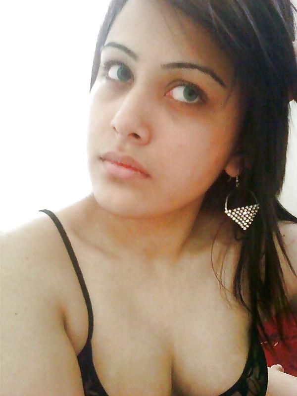 25P Beautiful arab indian girl in cute selfie