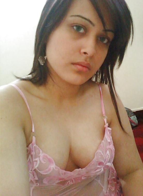 25P Beautiful arab indian girl in cute selfie