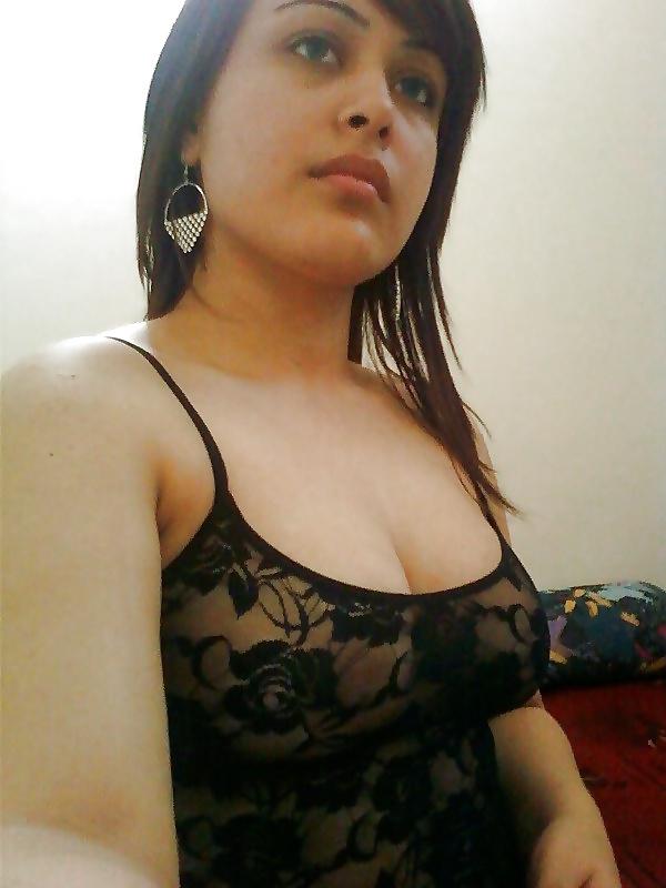 25P Beautiful arab indian girl in cute selfie