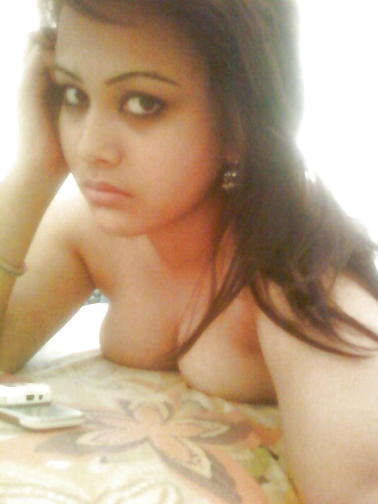 25P Beautiful arab indian girl in cute selfie