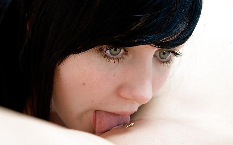 25P Erotic Art of Kissing a Pussy - Session 1