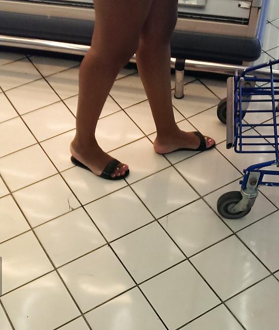 22P Ebony Toes In Flip Flops Fetish