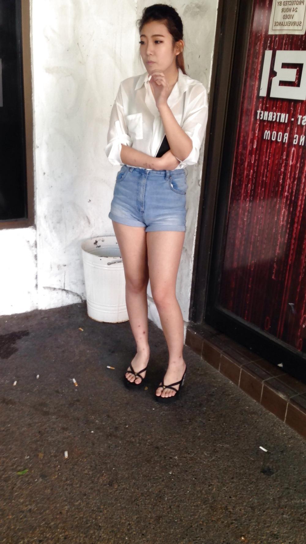 17P Chinese bitch candid