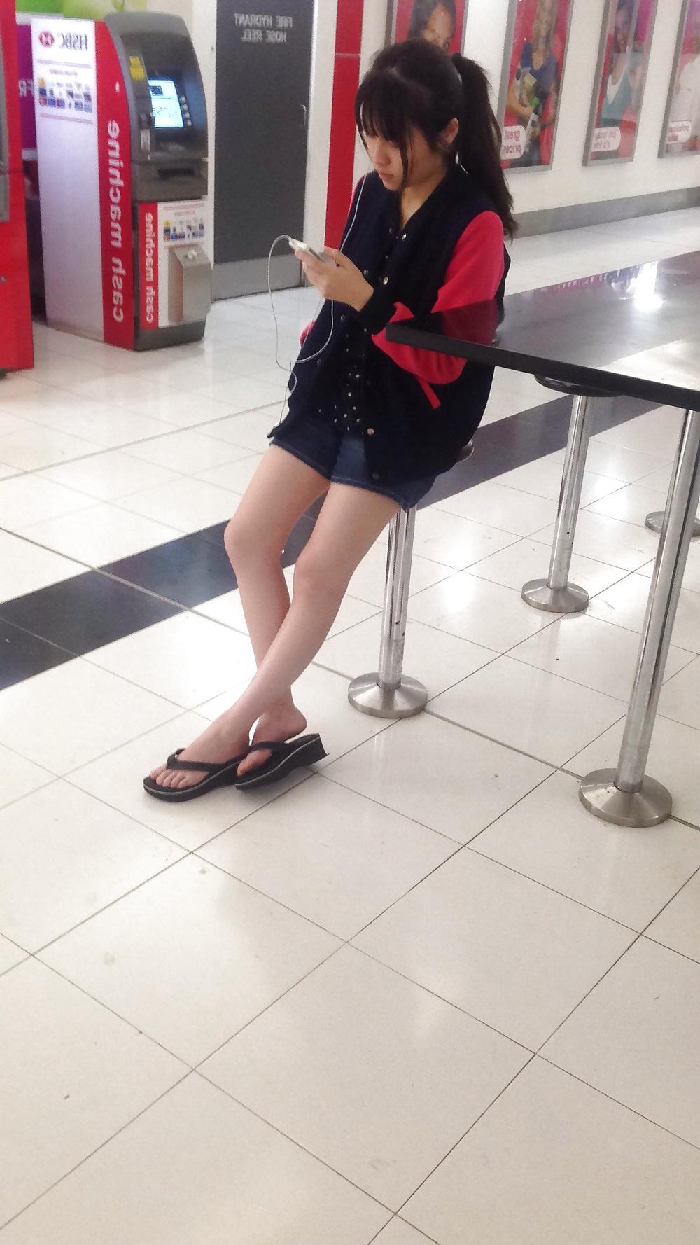 17P Chinese bitch candid