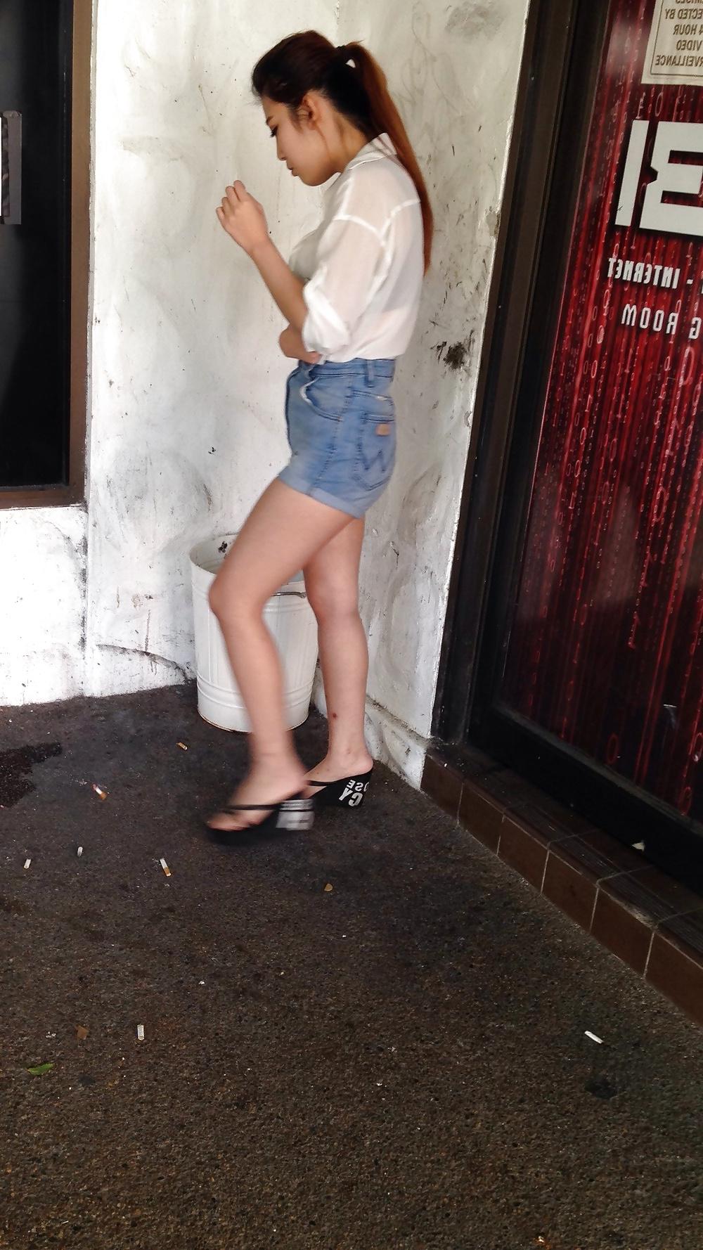 17P Chinese bitch candid