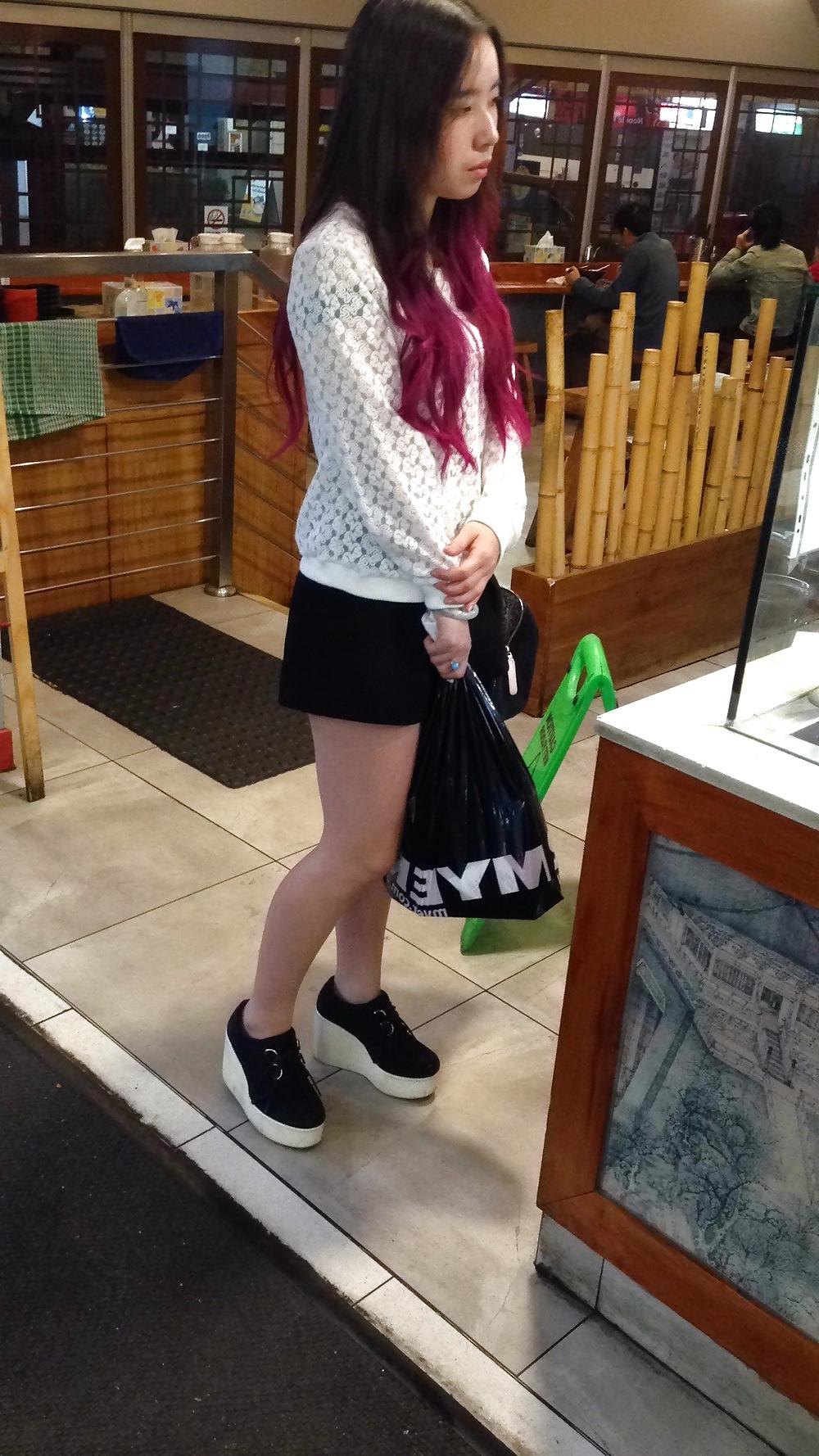 17P Chinese bitch candid