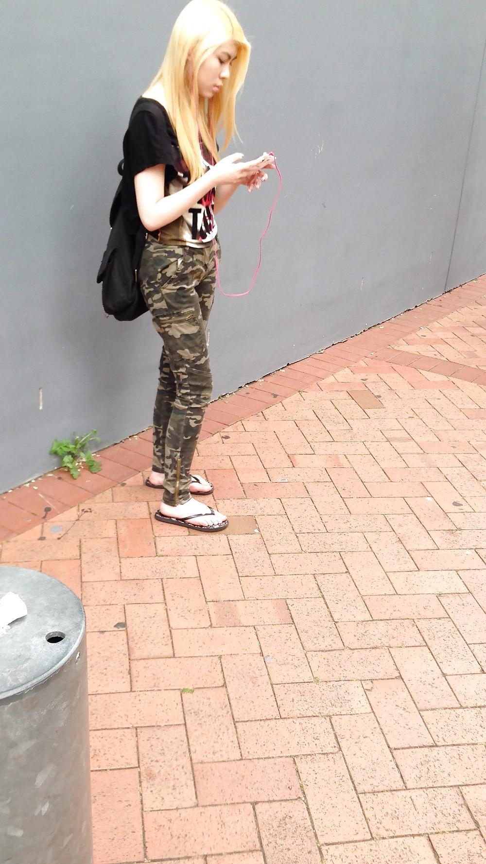 17P Chinese bitch candid