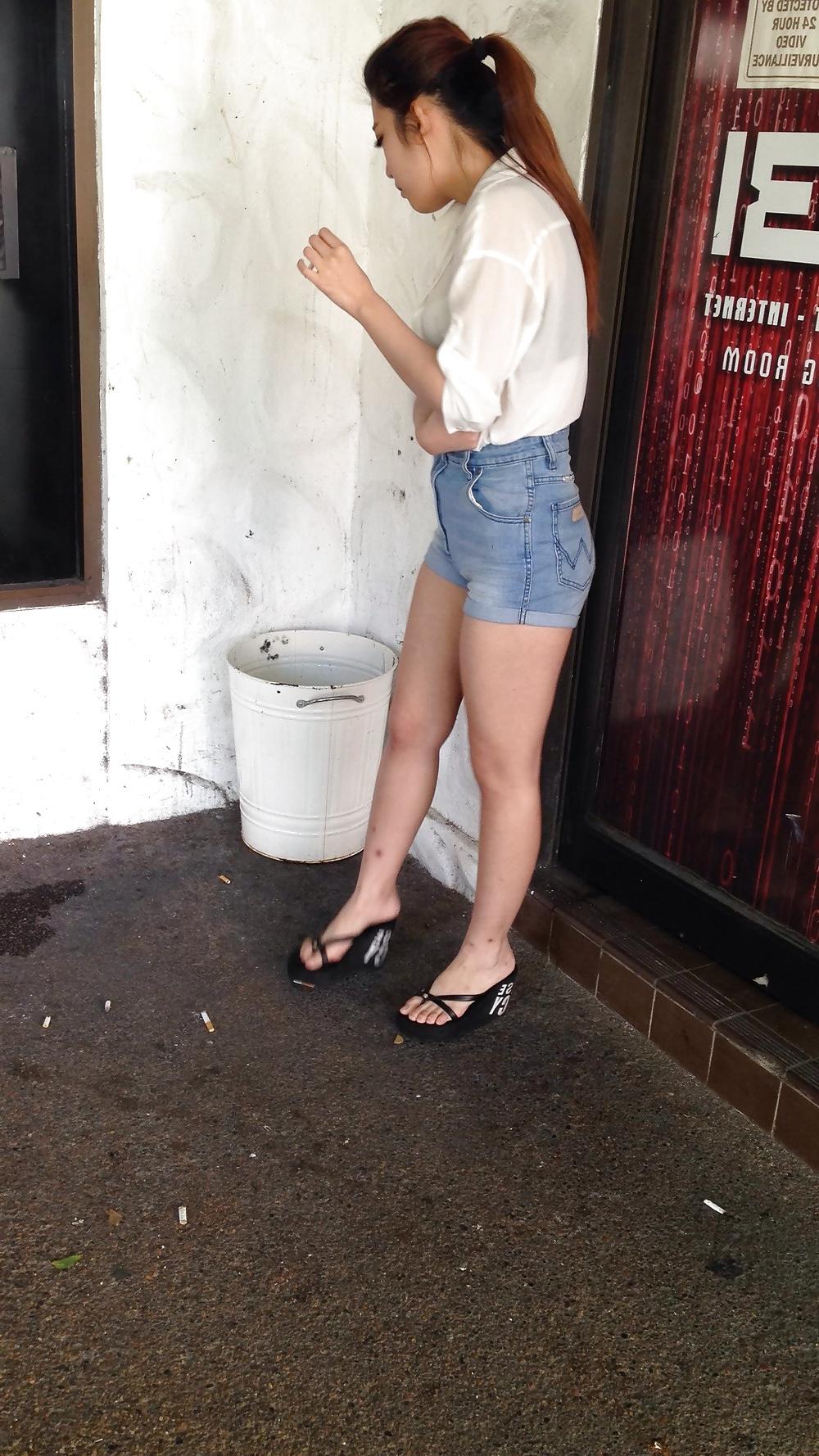 17P Chinese bitch candid
