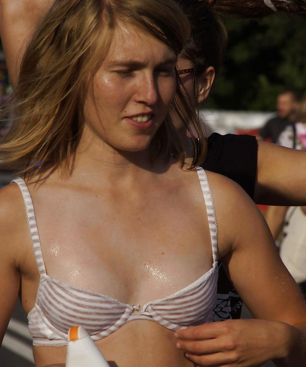25P Music festival girls