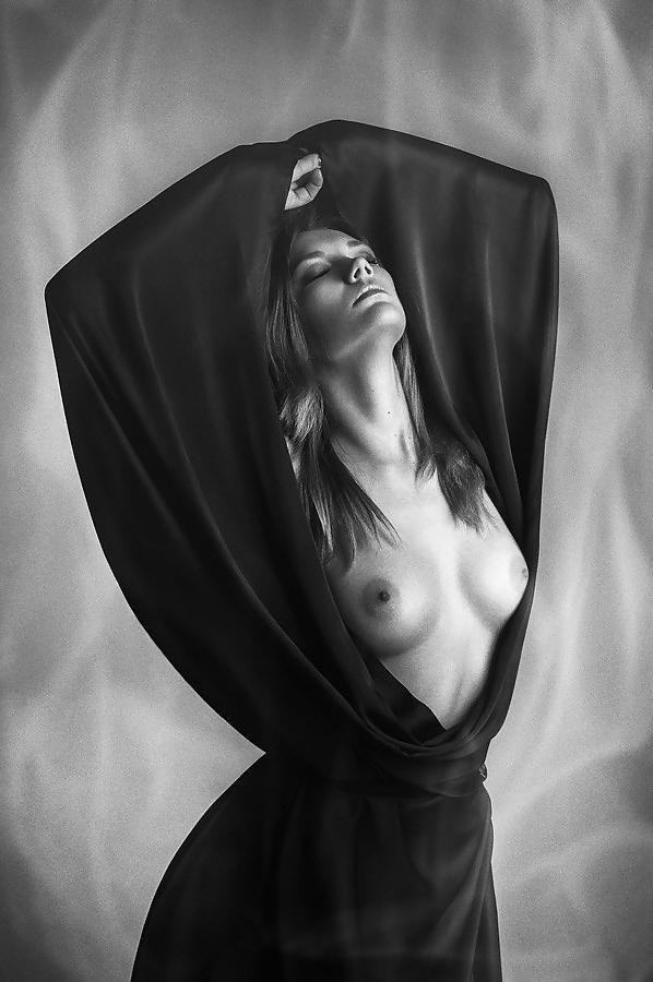 25P Perfect Storm - Beautiful Women Beautiful Art