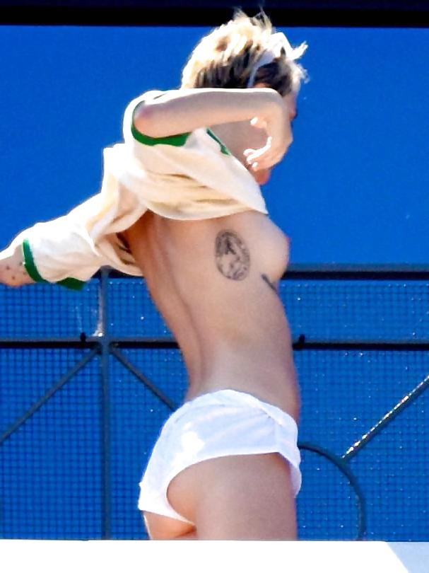 11P MILEY CYRUS TOPLESS 
