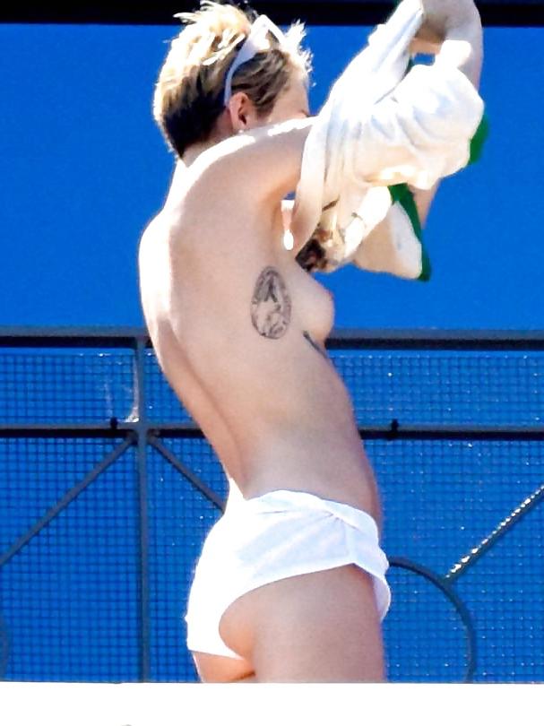 11P MILEY CYRUS TOPLESS 