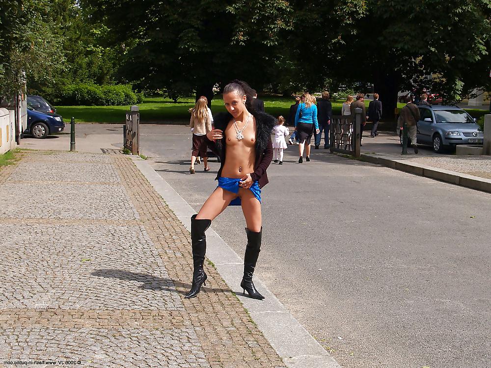 25P British girl nude in public (Camaster)