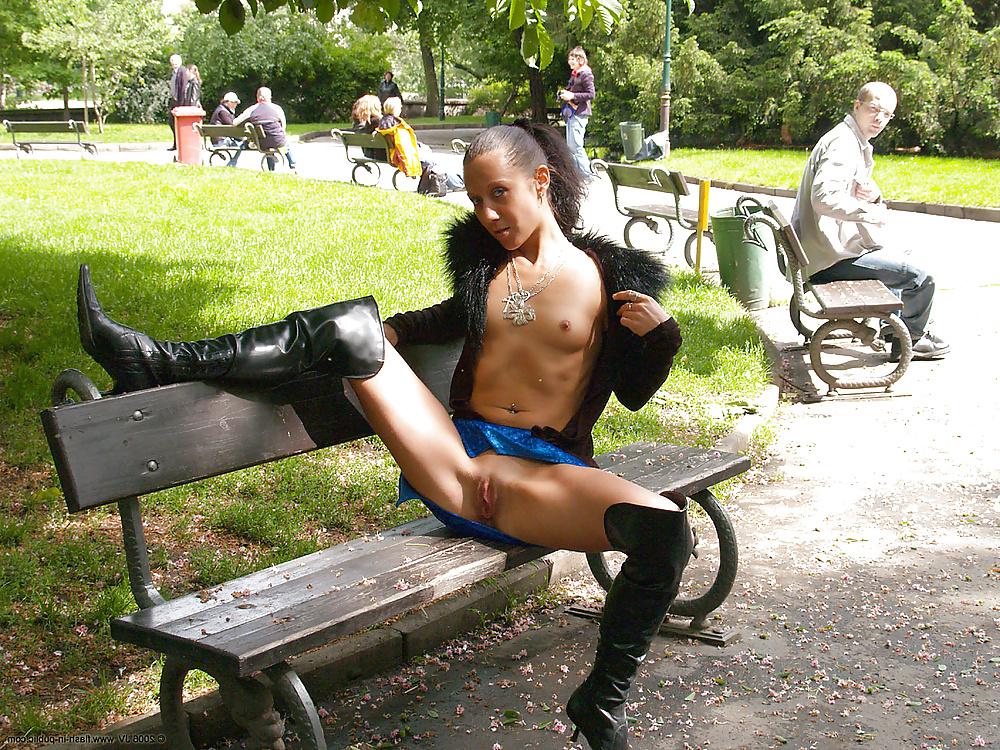 25P British girl nude in public (Camaster)