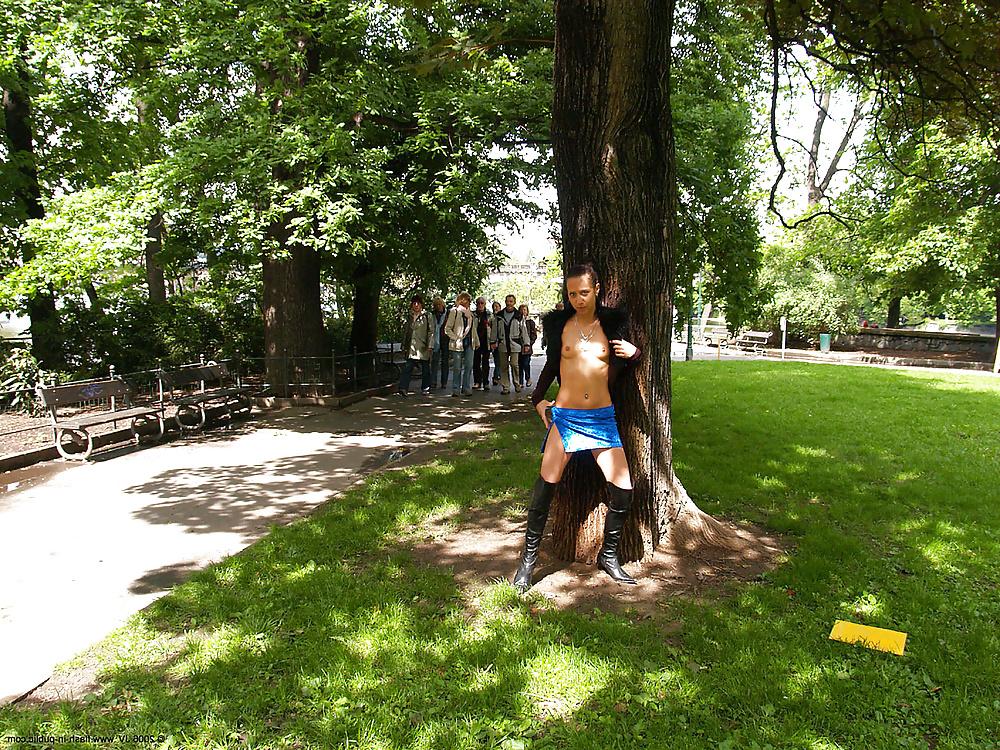 25P British girl nude in public (Camaster)