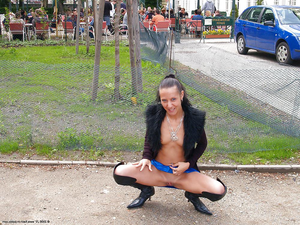 25P British girl nude in public (Camaster)