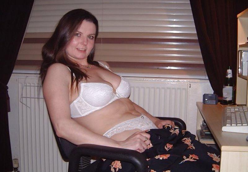 20P Amateur is doing her black dildo