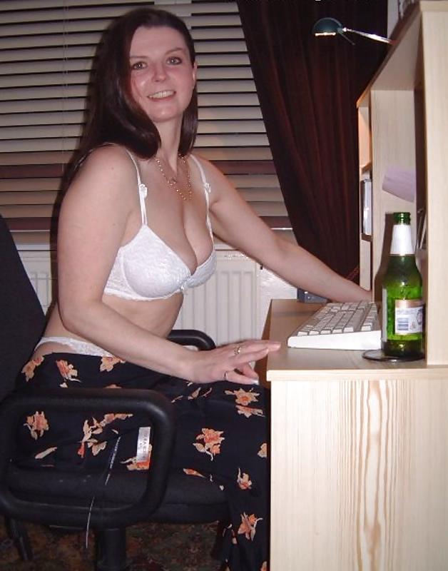 20P Amateur is doing her black dildo