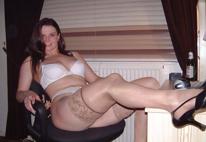20P Amateur is doing her black dildo