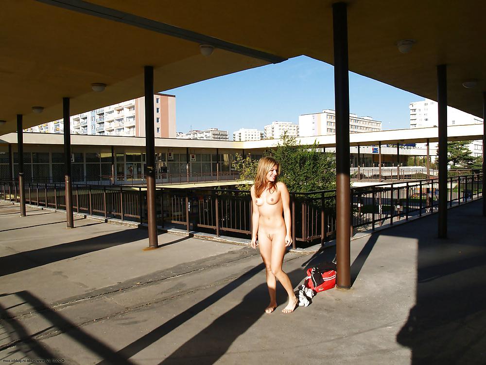 25P Girls Naked in Public