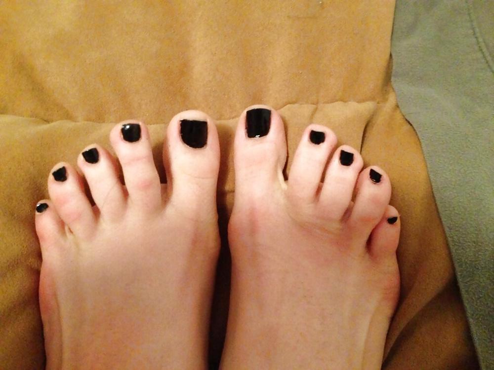 25P Sadie Homles & Her Stinky ass Funky ass Feet 