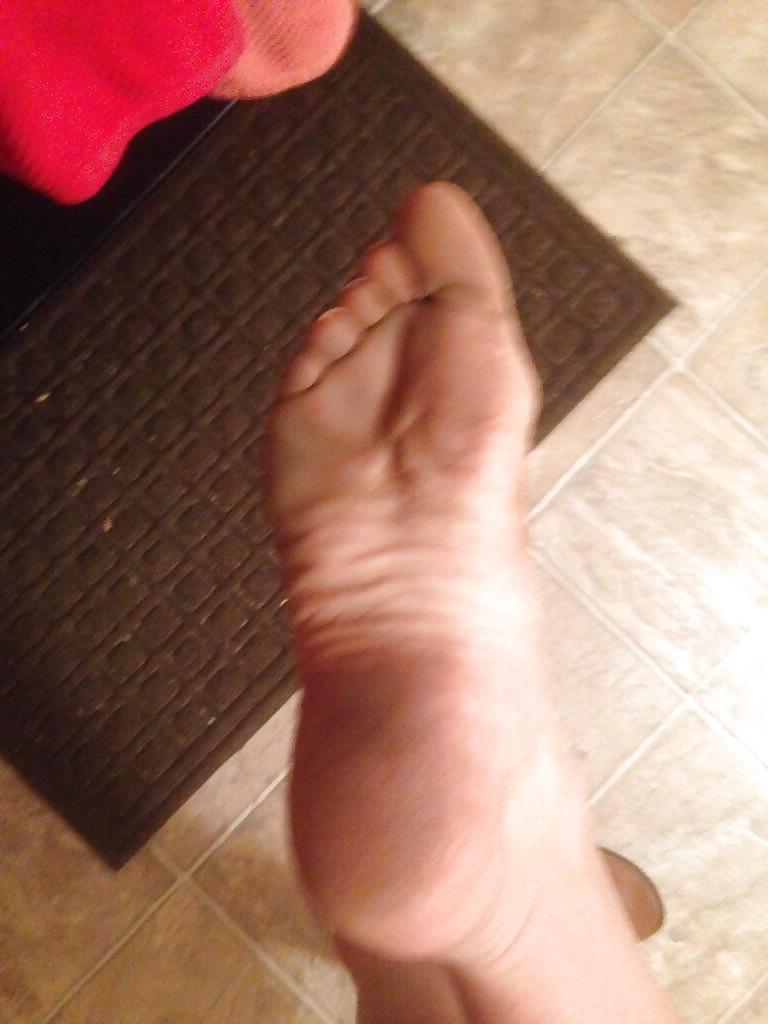 25P Sadie Homles & Her Stinky ass Funky ass Feet 