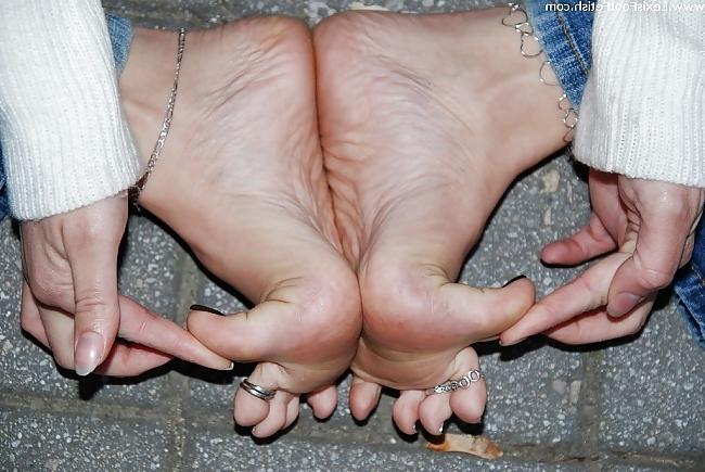 25P Sexy Lexi and Her Funky ass Feet 