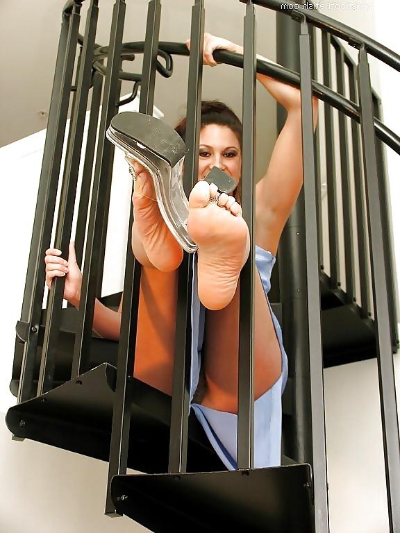 25P Sexy Lexi and Her Funky ass Feet 