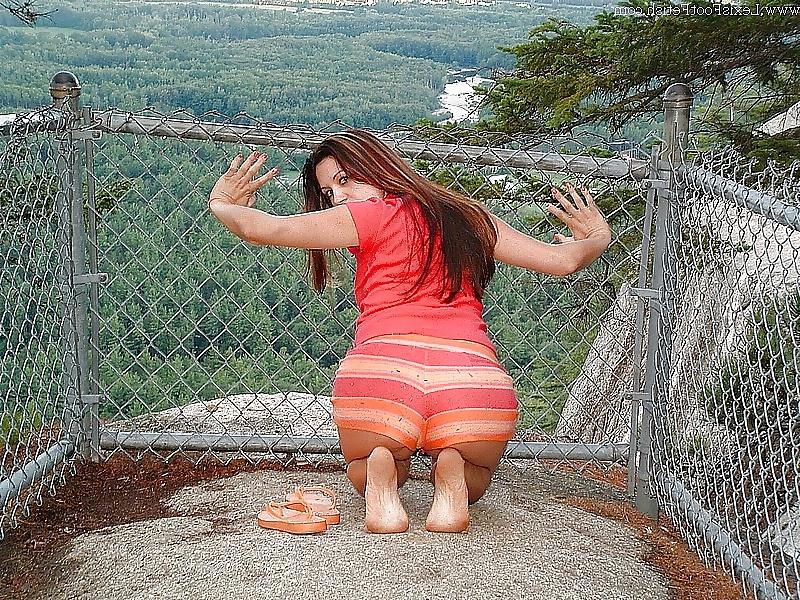 25P Sexy Lexi and Her Funky ass Feet 