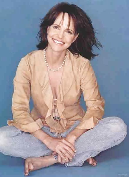 10P Sally Field's size 6 feet