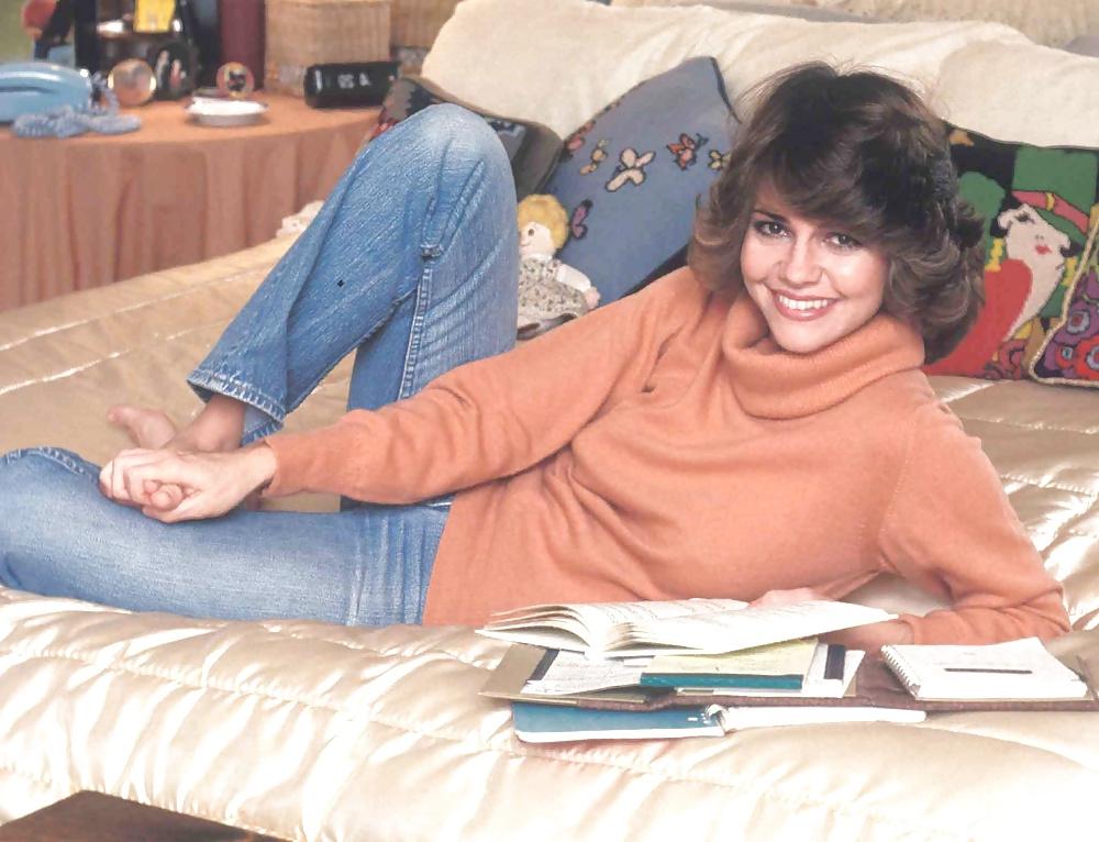 10P Sally Field's size 6 feet
