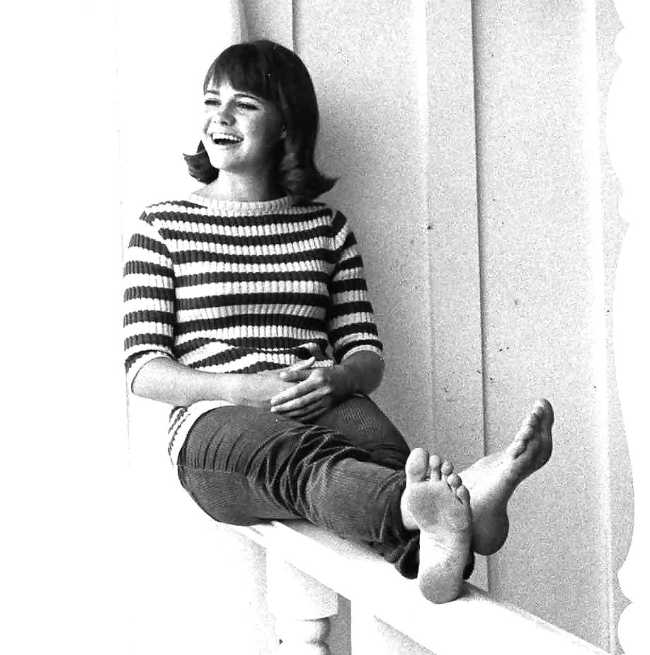 10P Sally Field's size 6 feet