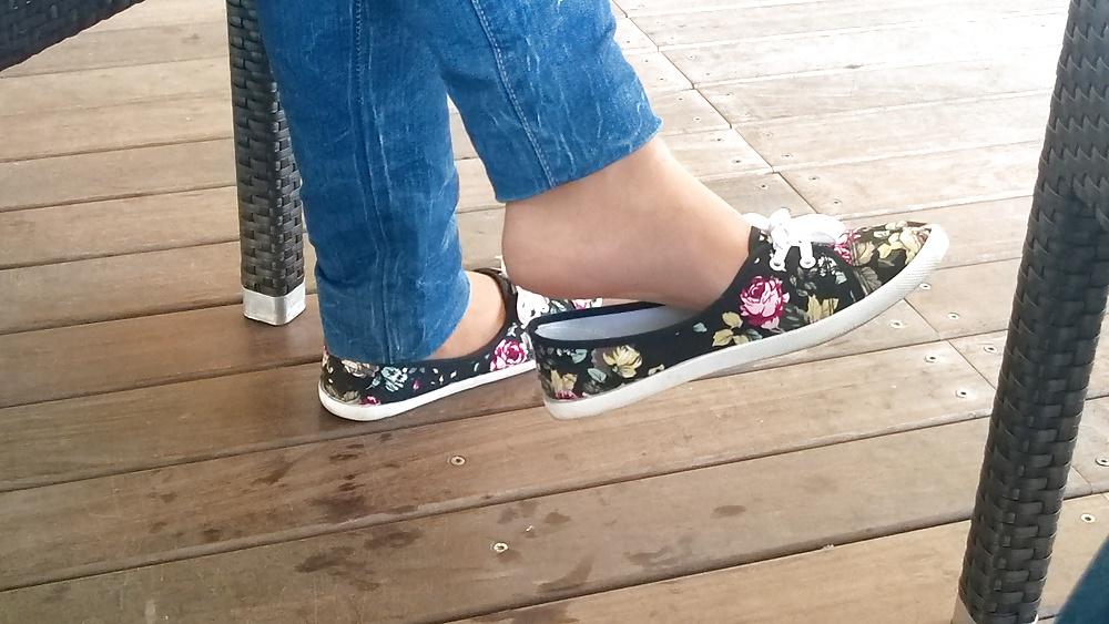 25P Yellow toes feet soles cum