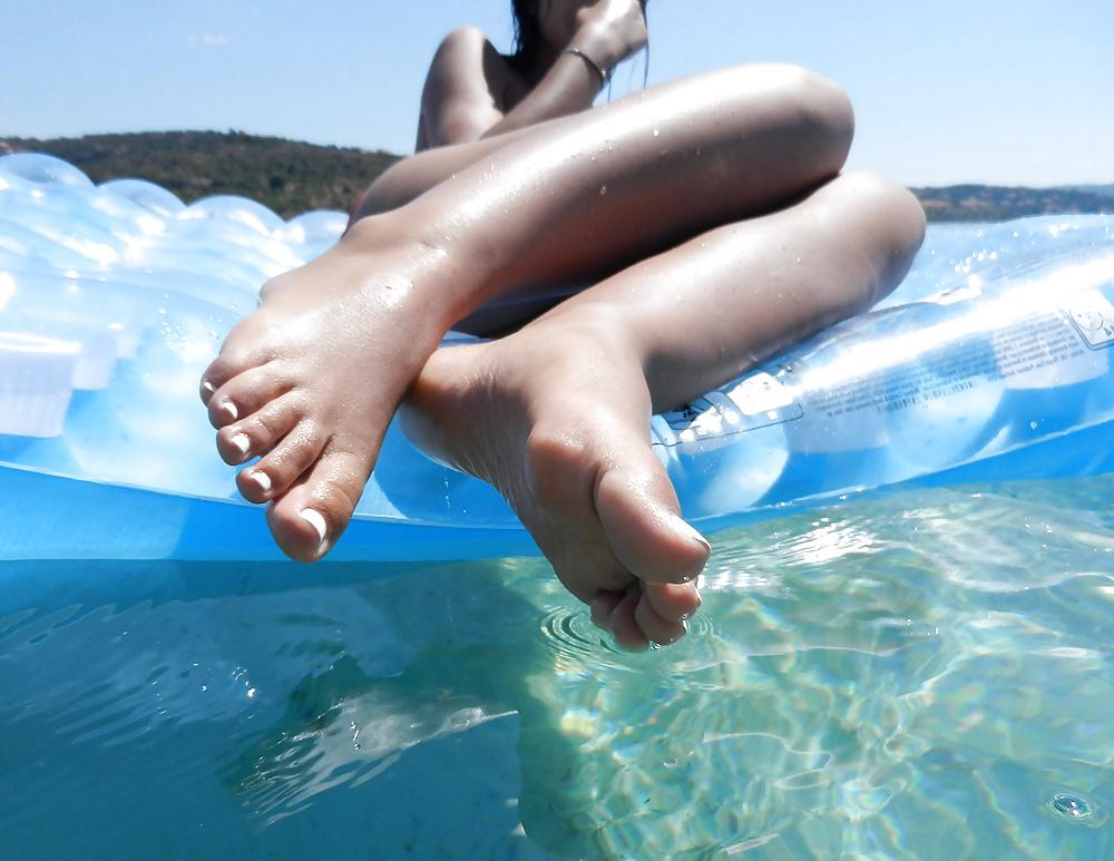 10P Nice female feet