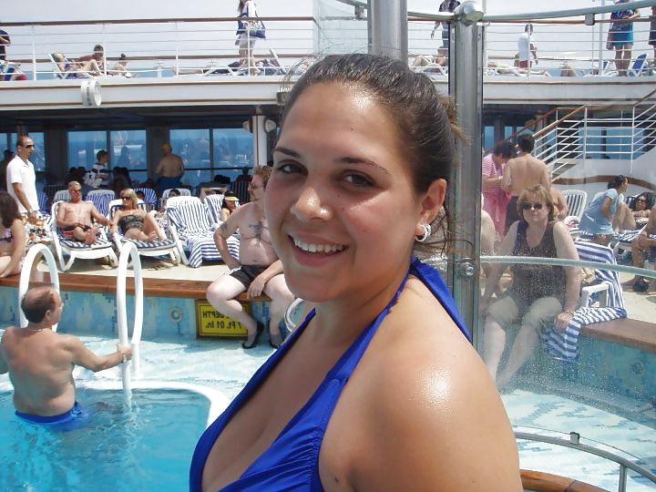 7P Sexy chubby bitch with great tits