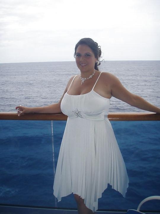 7P Sexy chubby bitch with great tits