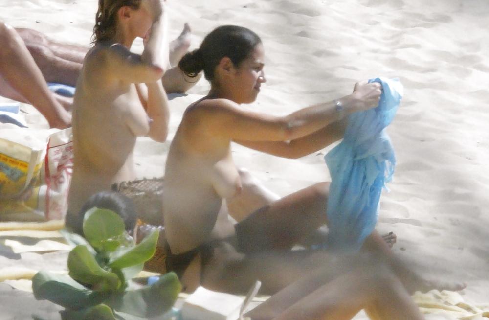 8P Elisa tovati 2014 topless plage
