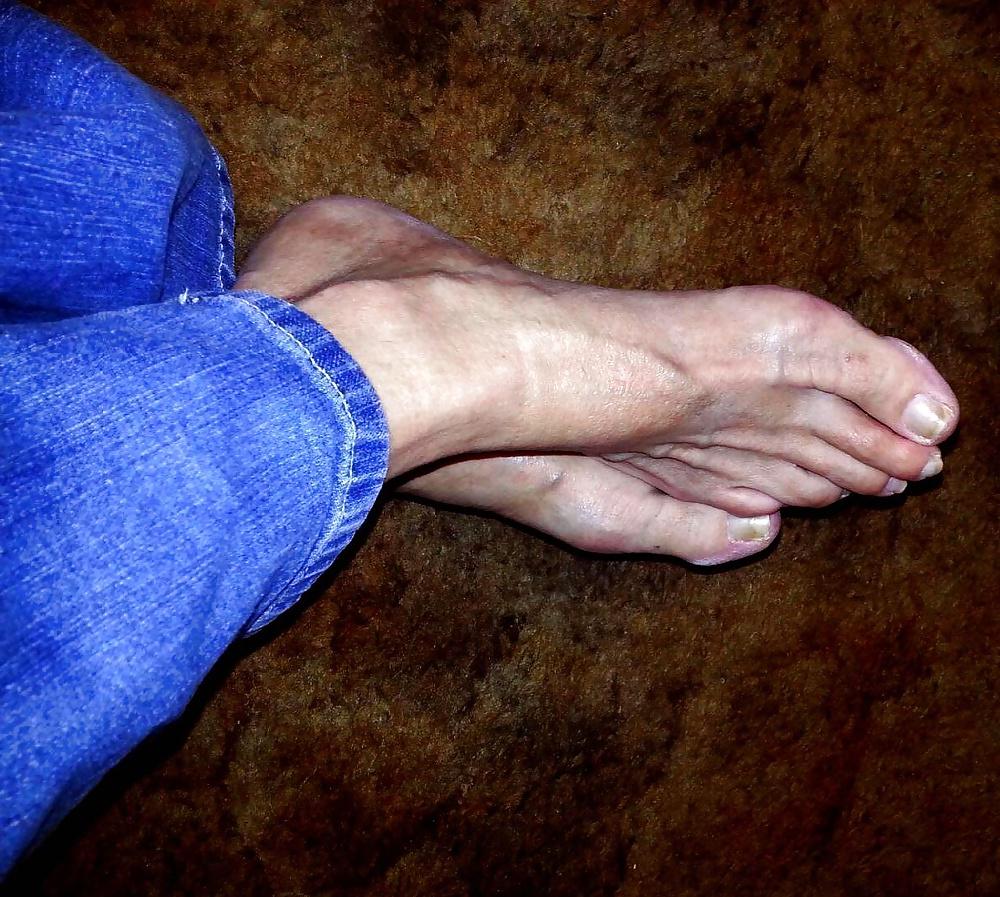 25P MATURE FEET AND SHOES