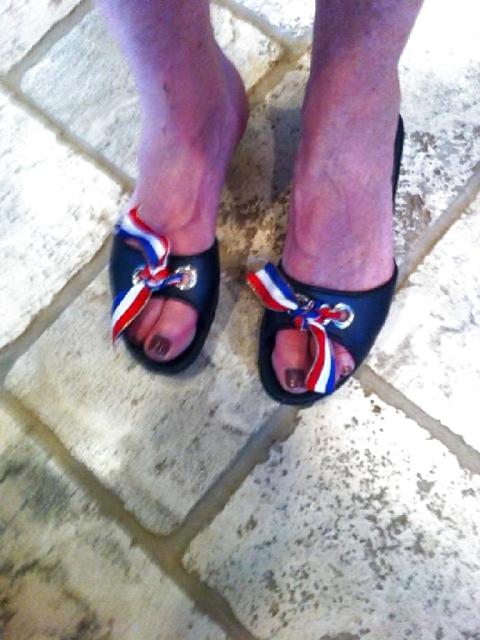 25P MATURE FEET AND SHOES